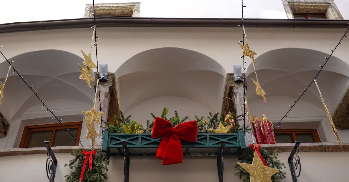 How much does it cost to light a house for Christmas?